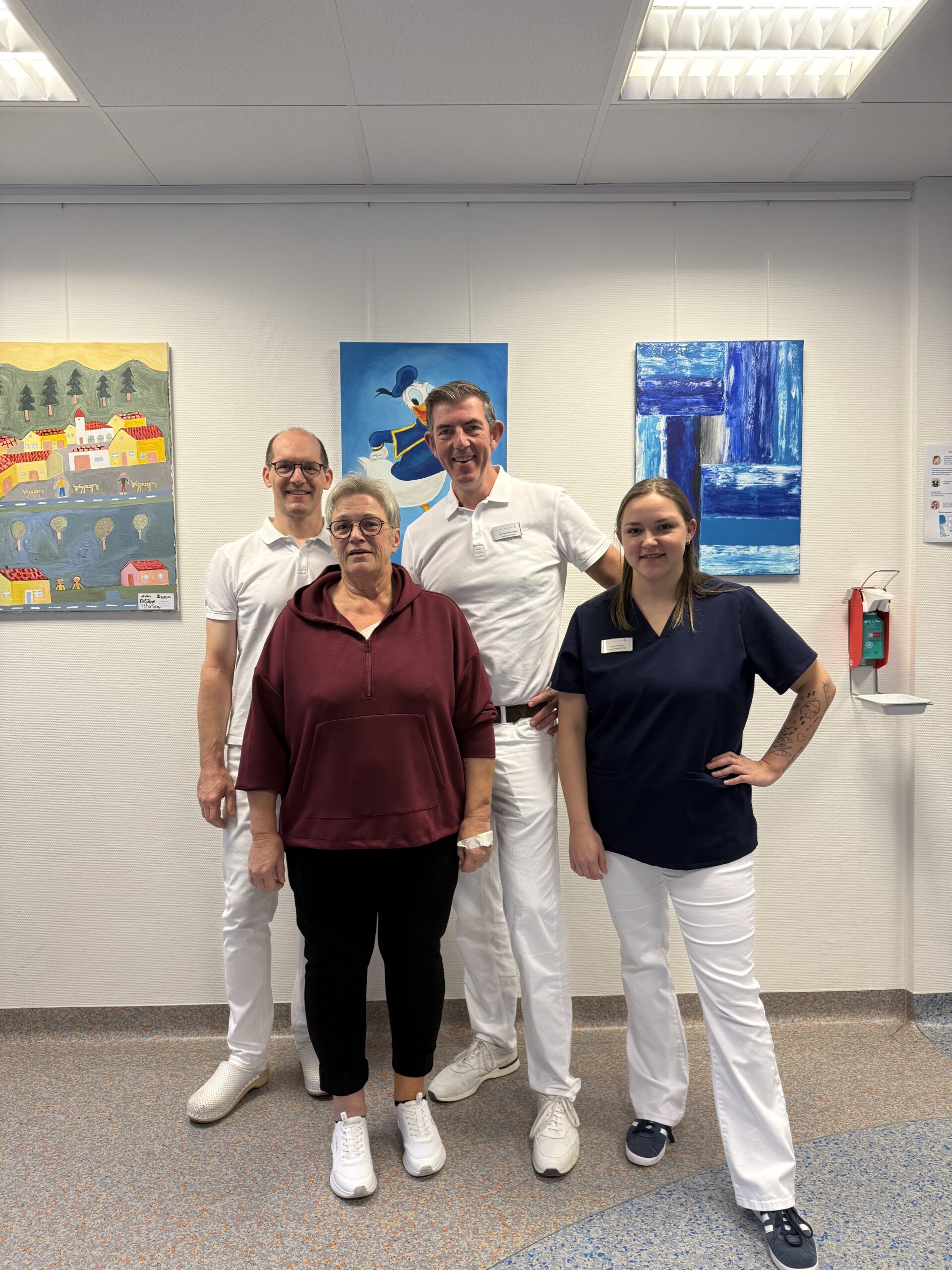 Patientin freut sich über schnellen Erfolg direkt nach der Hüftoperation